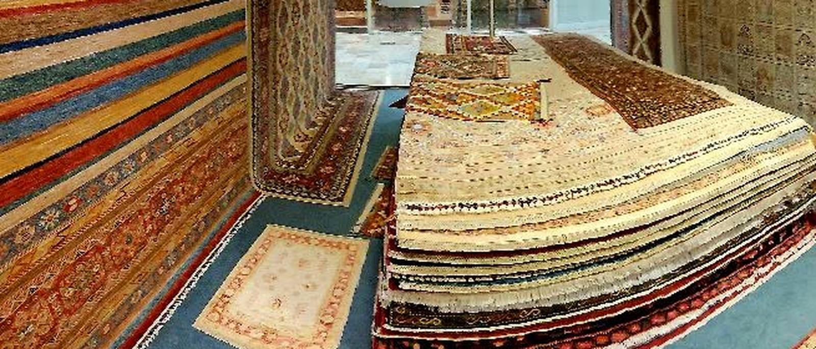 Tapetes Gabbeh e Shall com riscas largas em várias cores