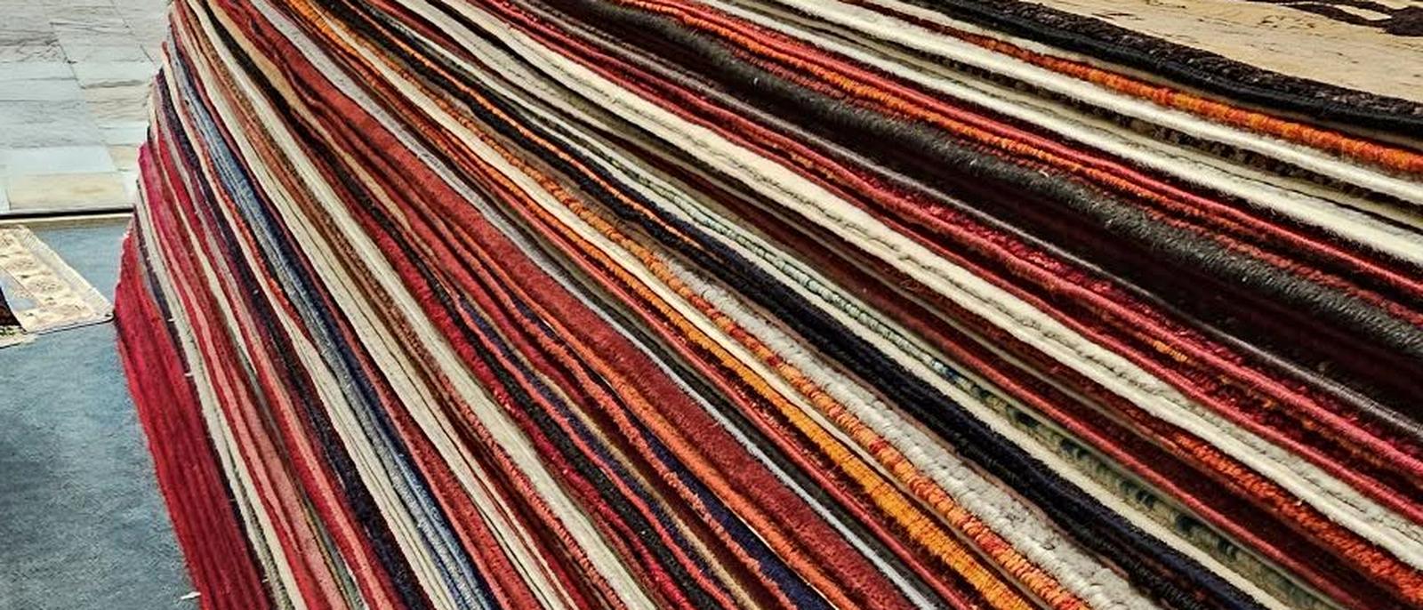 Pilha de kilins tecidos com riscas coloridas