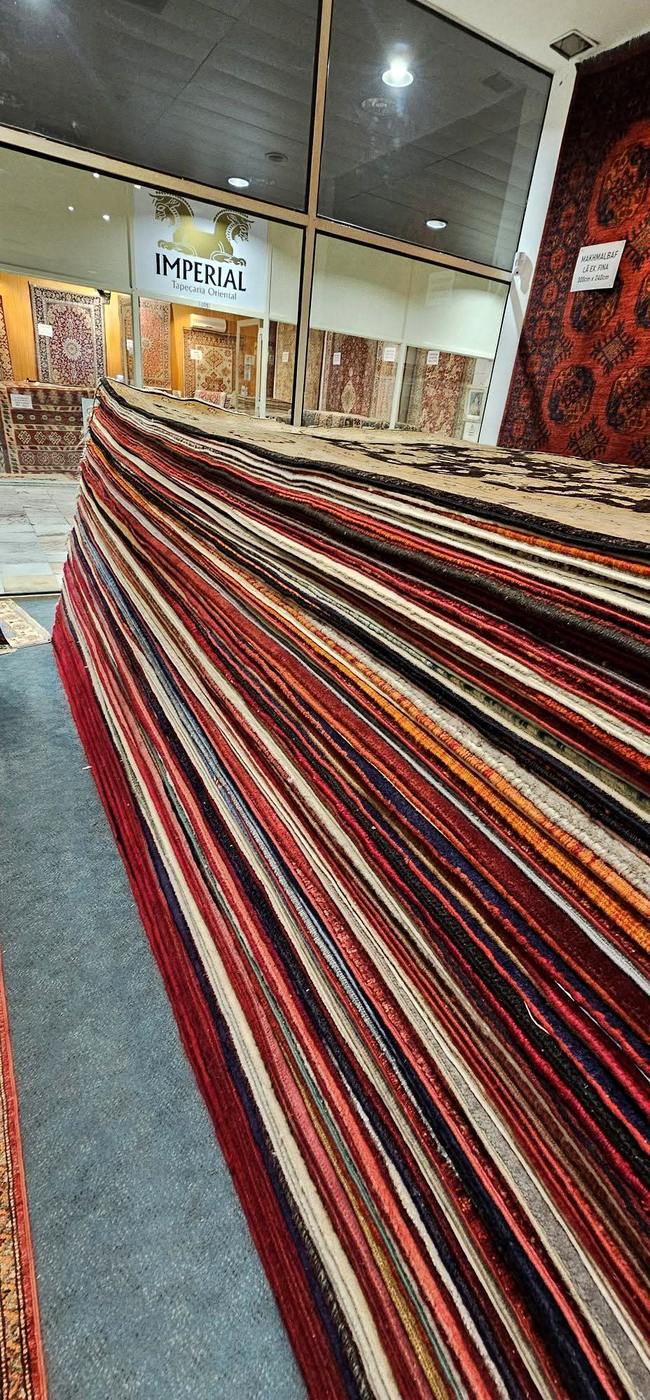 Pilha de kilins tecidos, com riscas em várias cores