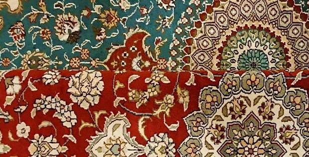 Tapete de seda com campo turquesa e desenho de mihrab